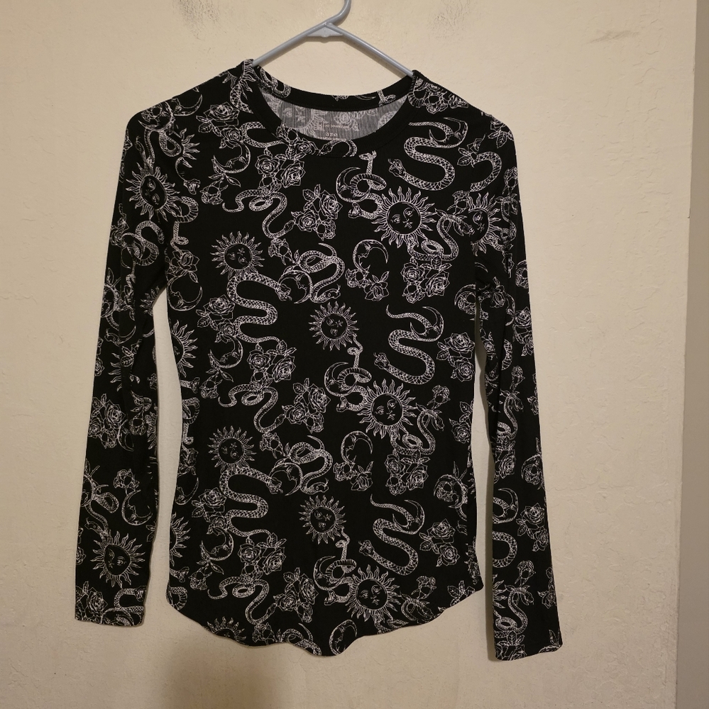 No Boundaries Black Top with  Snakes and Roseswith Sun Print Size Medium Junior